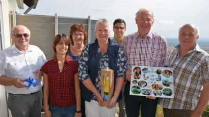 Bild: jr
Seit 20 Jahren kommen Anette Kruse und ihr Lebensgefährte Walter Hennings (Vierte von links und Zweiter von rechts) in die Pension Lang nach Großbüchlberg. Mit im Bild (von links) 3. Bürgermeister Ernst Bayer sowie Ramona, Beate, Jürgen und Konrad Lang.