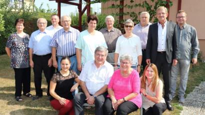 Bild: exb
Günther und Edith Franz (sitzend) gratulieren die Töchter Birgit und Iris (vorne rechts und links) sowie (stehend von rechts) Kirchenchorleiter Wilhelm Heidtmann, dritter Bürgermeister Norbert Schuller, MGV-Vorsitzender Rudi Schmidt, Doris Mehler, MGV-Dirigent Horst Schultes, Brigitte Forster, Alfred Haubner, Elisabethenverein-Geschäftsführer Rainer Schmid, Karl und Cilly Konrad.