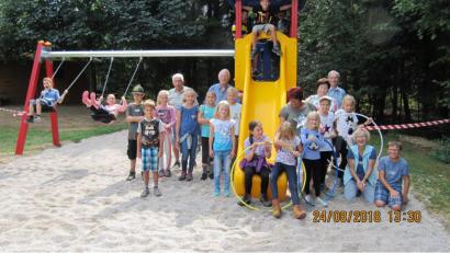 Bild: hä
Vorsitzender Bernd Körner (links neben der Rutsche) und das OWV-Team bereitete den Kindern einen vergnüglichen Nachmittag.