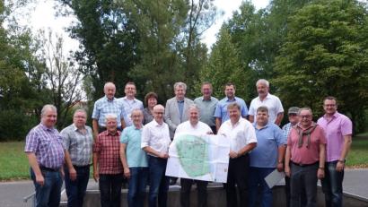 Bild: exb
Die CSU-Kreistagsfraktion um Landrat Richard Reisinger (vorne, Sechster von rechts) und Fraktionssprecher Stefan Braun (vorne, Fünfter von rechts) informiert sich bei Hahnbachs Bürgermeister Bernhard Lindner (vorne, Siebter von rechts) über das Projekt „VilsErleben Hahnbach – Gocklwiese“.