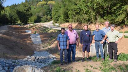 Bild: bö
Im Bereich der Gemeinde Hohenburg wurden 17 Rückhaltebecken saniert oder neu angelegt, so wie hier bei Unterkeitenthal (von links): Ryan Garber vom US-Hauptquartier ITAM, 2. Bürgermeister Manfred Braun, Lukas Braun (Firma Klebl), Theo Fochtner, Albert Böhm von der US-Standortverwaltung und Revierförster Armin Armbruster.