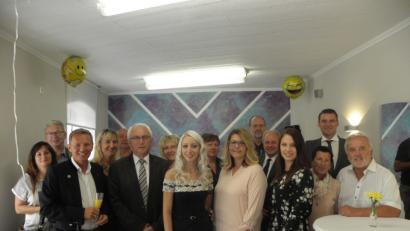 Bild: pjom
Zusammen mit vielen Gästen eröffnete Jennifer Nirschl (Mitte) in der Georgenstraße ihren Friseursalon.