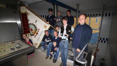 Bild: bjp
Noch einmal zum Einsatz kam die alte Zessau-Weihersberger Feuerwehrfahne beim Festtrunk-"Probeschluck" in der Kemnather Klosterbrauerei: Vorn von rechts: Kommandant Markus Eichermüller und Brauereichef Johannes Ponnath. Bild: bjp