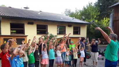 Bild: mng
"Lockerungsübungen", bevor es zum nächsten Programmpunkt überging: "Bauer Fritz" versteht es vortrefflich, mit Kindern umzugehen und sie zu begeistern.
