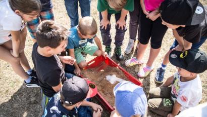 Bild: Lukas Meister
Die Kinder schauen gespannt zu, ob ihr Experiment gelingt.