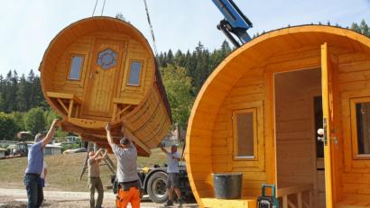 Bild: nm
Wohnfässer schweben am Gaisweiher durch die Luft. Sie stehen in wenigen Tagen für außergewöhnliche Übernachtungen zur Verfügung.