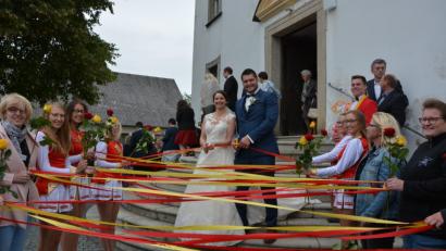 Bild: jr
Christina Neudert und Michael Pröls schlossen am Samstag in der Leonberger Pfarrkirche den kirchlichen Bund fürs Leben. Ein Spalier mit bunten Bändern bildeten Mitglieder der Faschingsgilde Marktredwitz-Dörflas.