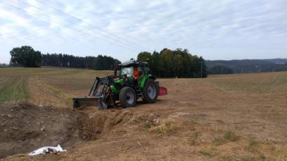 Bild: arw
Mit dem Kommunaltraktor wird die neue Kanalleitung verfüllt. Sie soll künftig die Keller der Pfaffenreuther vor Wasserschäden schützen.