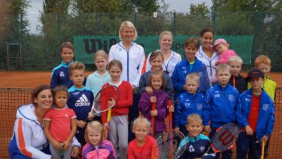 Bild: du
17 Kinder beteiligen sich mit Feuereifer an der kleinen Tennis-Olympiade, die Franziska Hammer (vorne, links), Caro Forster, Nicole Bäumler und Katharina Käs (hinten, stehend von links) beaufsichtigen.