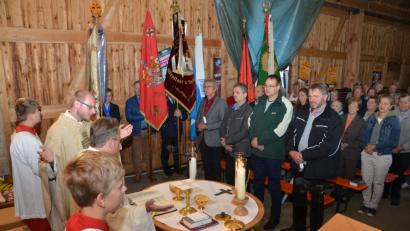 Bild: dob
Erstmals wird in Obertresenfeld wegen des schlechten Wetters in der Scheune von Christine und Konrad Kindl das Patroziniumsfest "Maria Geburt" abgehalten.