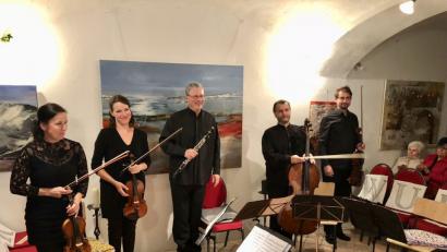 Bild: dok
Konzert des Skampa-Quartetts Prag (von links nach rechts: Das Škampa-Quartett Prag (von links nach rechts: Helena Jiřikovská, Adéla Štajnochrová, Lukáš Polák, Martin Stupka) mit dem Klarinettisten Ib Hausmann (Mitte) bei den Sommerkonzerten Wurz