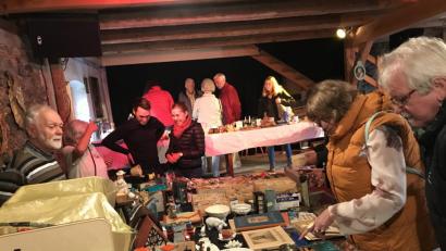 Bild: eig
Die einen schwelgen in Erinnerungen, die anderen schütteln ungläubig den Kopf über bisher nie Gesehenes beim Antik- und Trödelmarkt auf dem Schafferhof.