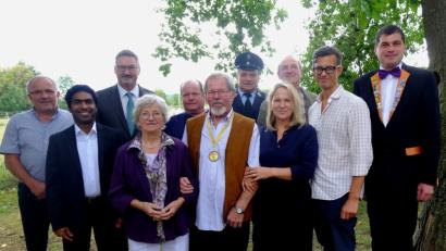 Bild: ohr
Josef Holmer (Mitte) mit Gattin Marlene (links daneben) und Sohn Robert (links dahinter) sowie Tochter Sonja ( rechts, mit Schwiegersohn Thomas). Pfarrvikar Joseph Kokkoth überbrachte die Glückwünsche für die Pfarrei und Bürgermeister Hans Prechtl für die Gemeinde Stulln (Zweiter und Dritter von links). Auch Vertreter der örtlichen Vereine Gartenbau- und Verschönerungsverein, Feuerwehr, TSV und Faschingsgesellschaft gratulierten.
