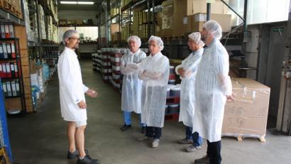 Bild: bjp
Über die Verarbeitung von Pilzen und Beeren informierte Martin Baier (links) zweiten Bürgermeister Max Schwärzer, dritten Bürgermeister Wolfgang Graser, Bürgermeister Werner Walberer und SPD-Fraktionssprecher Franz Floth (von rechts).