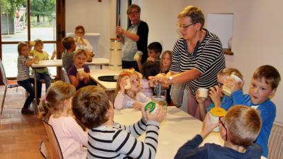 Bild: ds
Ausdauer ist gefragt beim Stampfen, Drehen und vor allem Schütteln, um aus dem Rahm Butter zu gewinnen.