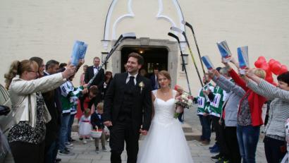 Bild: fpoz
Freunde und Arbeitskollegen überraschen Robert Rupprecht und Janine Thoma mit einem Spalier.