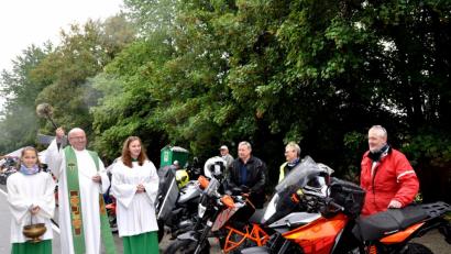 Bild: es
Pfarrer Wilhelm Bauer schritt die Motorräder ab, hinter jedem der Fahrer, und segne beide für eine allseits sichere Fahrt auf allen Wegen.