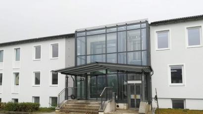 Bild: jma
Das Stadtwappen ist wieder verschwunden – sonst hat sich in dem ehemaligen HSG-Gebäude, in das einmal das Rathaus hätte einziehen sollen, noch nicht viel verändert. Das St.-Michaels-Werk will das Haus aber noch heuer für schulische Zwecke nutzen.