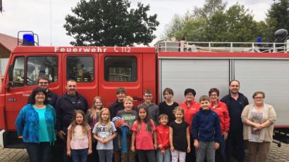 Bild: soj
Kinderbesuch bei der Feuerwehr Hermannsreuth. Zweite Bürgermeisterin Heidi Philipp lobte die Nachwuchskräfte für ihr Engagement.