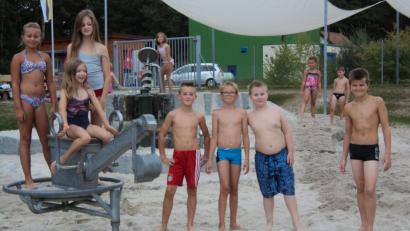 Bild: ksi
Sand und Wasser erfreuten die Kinder im Ferienprogramm.