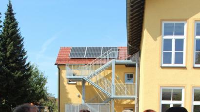 Bild: stg
Bürgermeister Werner Walberer (links) erläutert am Pressather Vereinshaus der SPD-Landtagskandidatin Jutta Deiml (Zweite von rechts) sowie der Bezirkstagskandidatin Brigitte Scharf (Zweite von links) die Sanierungsmaßnahmen.