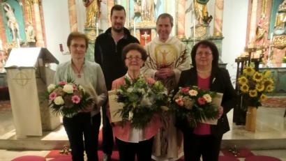 Bild: bjo
Chorleiter Roland Nitzbon und Pfarrer Werner Sulzer (hinten, von links) ehren (vorne, von links) Margarete Eichhammer für 35 Jahre, Rita Weigert für 65 Jahre und Marianne Scheibinger für 30 Jahre Mitgliedschaft im Kirchenchor.