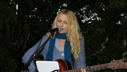 Bild: pko
Der Antikriegstag wurde musikalisch von Tanja Rotsch begleitet.