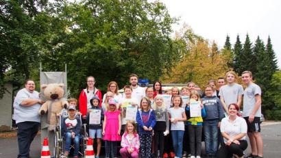 Bild: flm
Die Helfer sowie die Kinder beim Ferienprogramm des Jugendrotkreuzes. Gruppenleiter Thomas Salomon (links) freute sich über den guten Besuch.
