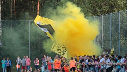 Bild: Mario Wiedel
Dichte gelbe Rauchschwaden zogen auf das Spielfeld und verzögerten den Anstoß des Pokalspiels Selb gegen Hof im August.
