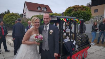 Bild: td
Mit einer Lok geht es für Theresa und Tobias Gulden ins Eheglück.