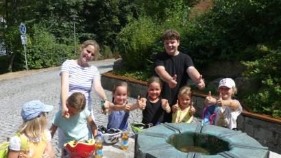 Bild: arw
Sabine Kuran und Nico Kellner (von links) am Gemeindebrunnen, bevor sie sich mit den Kindern zum Kegeln aufmachen.