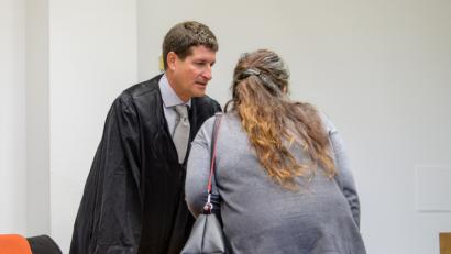 Bild: Matthias Balk/dpa
Die wegen Drogenhandels angeklagte Frau unterhält sich vor Prozessbeginn in einem Gerichtssaal vom Landgericht mit ihrem Rechtsanwalt Florian Wurtinger.