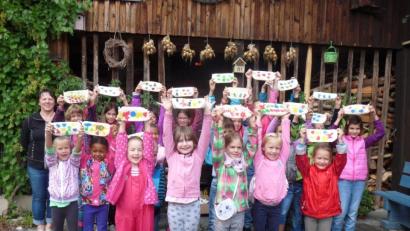 Bild: njn
Stolz präsentierten die Kinder die mit Kartoffelstempeln gestalteten Schlampermäppchen. Mit auf dem Bild Vorstandsmitglied Monika Stock (links).