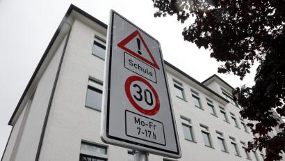 Bild: Wolfgang Steinbacher
Hier nur Tempo 30: Auch vor dem Gregor-Mendel-Gymnasium ist ein Hinweisschild in den vergangenen Tagen aufgestellt worden.