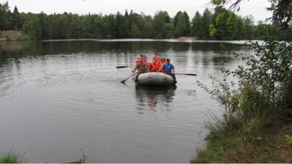Bild: sei
Mit passenden Schwimmwesten gesichert, vergnügen sich die Manteler Ferienkinder bei Schlauchbootfahrten am Baggerweiher.