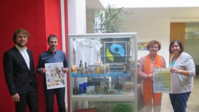 Bild: jzk
Elke Burger, Birgit Perkams, Markus Dötterl und Peter Ferber (von rechts) bei der Vitrine mit Fairtrade-Artikeln in der Kemnather Sparkasse.