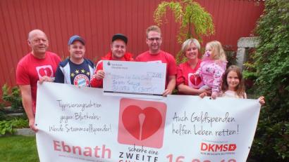 Bild: soj
Jim Krämer und Alexander Plannerer übergaben an die Organisatoren der Typisierungsaktion eine Spende von 200 Euro.