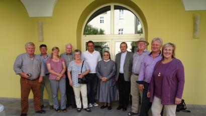 Bild: rkp
Zum Abschluss des Besuches wurde ein Gruppenfoto mit Pfarrer Joseph Csiby und Generaloberin Schwester Jacobi gemacht.