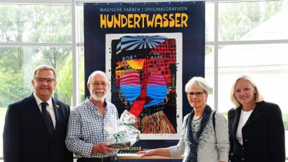 Bild: Petra Hartl
Manfred Janssen (Zweiter von links) war der 10 000. Besucher der Hundertwasser-Ausstellung. Bürgermeister Martin Preuß, Ehefrau Waltraud Janssen und ACC-Geschäftsführerin Petra Strobl (von links) freuten sich mit dem Glückskind.
