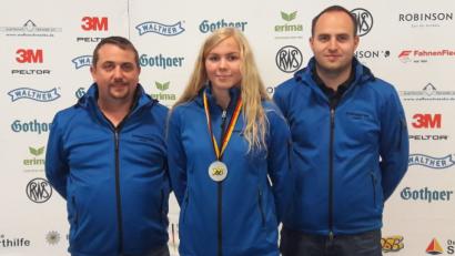 Bild: dl
Die Trainer Andreas Kausler und Lukas Haberkorn (rechts) zählten zu den ersten Gratulanten bei Elena Zimmermann. Die Sportschützin aus Kastl wurde bei den deutschen Meisterschaften Vizemeisterin.