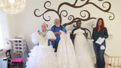 Bild: jzk
Angelika Steuer, ihr Ehemann Theophil und Miriam Buchner (von links) freuen sich über die Brautkleider, die Jessika Wöhrl-Neuber (rechts) für die Bräute in Kenia im Familienzentrum Mittendrin für sie gesammelt hat.