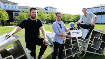Bild: Petra Hartl
Die OTH-Studenten Sebastian Neumaier (von links), Raphael Gruber und David Holzinger gehen einen innovativen Weg in der Filmbranche: Ihr etwa zwölfminütiges Werk lässt sich auf zwei verschiedene Arten verstehen und interpretieren.