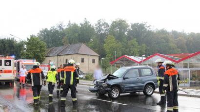 Bild: jma
Ein Senior gerät mit seinem Suzuki in Grafenwöhr in den Gegenverkehr. Zwei Verletzte und ein hoher Blechschaden sind die Folge.