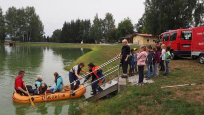 Bild: gz
Die Mädchen und Buben warten geduldig auf das Anlegen des Schlauchbootes.