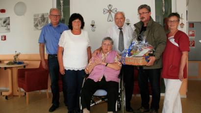 Bild: wro
Walter Scherer (Dritter von rechts) feiert 90. Geburtstag. Dazu gratulieren Heimbeirat Rainer Bleistein, Scherers Tochter Gisela, Ehefrau Luise und (von rechts) Schwester Helga Müller sowie Fuchsmühls Bürgermeister Wolfgang Braun.
