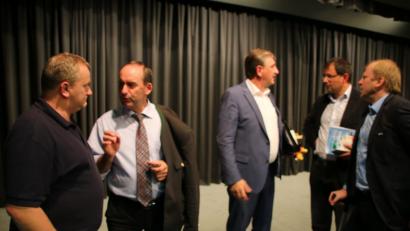 Bild: jrh
Nach dem Podium: (von links) BDM-Kreisvorsitzender Werner Reinl im Gespräch mit FW-Chef Hubert Aiwanger sowie BBV-Vize Günther Felßner, CSU-Landtagsabgeordneter Martin Schöffel und BDM-Landeschef Manfred Gilch im Clinch.