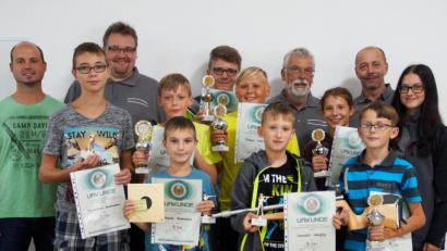 Bild: njn
Über Pokale und Urkunden freuten sich die jungen Schützen beim Schnupperschiessen des Schützenvereins Einigkeit 1862 Erbendorf-Naabberg. Mit auf dem Bild zweiter Schützenmeister Sascha Helgert (links), Sportleiter Michael Gerschau (Dritter von links) und Vorstandsmitglied Peter Hackl (hintere Reihe, Dritter von rechts).