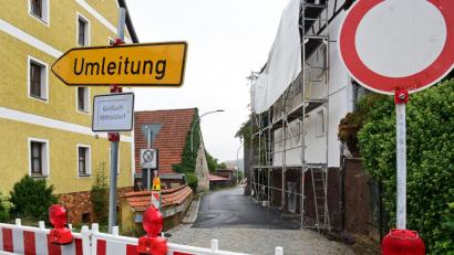 Bild: Petra Hartl
Eine Gebäudesanierung, genau in der Engstelle in Königstein, ist der Grund für eine Umleitung: Weil das benötigte Gerüst auf die Straße gestellt werden musste, ist es hier zu eng für den Verkehr.