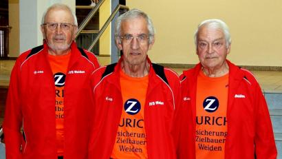 Bild: R. Kreuzer
Die 1. Mannschaft holt sich den Bayernpokal im Boccia: Karl Voit, Martin Mahl und Hans Stock (von links).