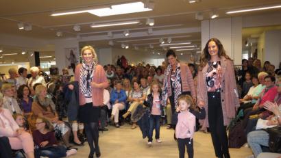 Bild: ubb
Besonders bezaubernd fanden die Gäste die beiden kleinen "Models" Lena (links hinten) und Marie (vorne rechts)